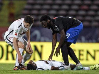 Spieler eilen Patrick Ekeng nach seinem Zusammenbruch zu Hilfe. Foto: epa
<br>dpa-infocom GmbH Spieler eilen Patrick Ekeng nach seinem Zusammenbruch zu Hilfe. Foto: epa
<br>dpa-infocom GmbH