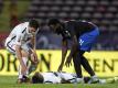 Spieler eilen Patrick Ekeng nach seinem Zusammenbruch zu Hilfe. Foto: epa
<br>dpa-infocom GmbH