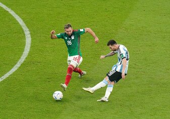 Argentiniens Lionel Messi (r) kommt gegen Mexikos Hector Herrera zum Torabschluss. Argentiniens Lionel Messi (r) kommt gegen Mexikos Hector Herrera zum Torabschluss.