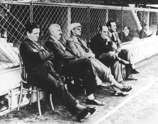 Der damalige Reichstrainer Prof. Otto Nerz (mit Mütze) beobachtet von der Bank aus das Geschehen auf dem Spielfeld. Der damalige Reichstrainer Prof. Otto Nerz (mit Mütze) beobachtet von der Bank aus das Geschehen auf dem Spielfeld.