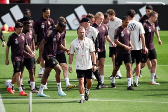 Hansi Flick beim Training in Katar. Hansi Flick beim Training in Katar.
