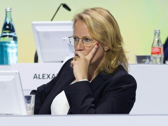 "Wilder Ritt": Hopfen beklagt fehlenden Rückhalt in DFL "Wilder Ritt": Hopfen beklagt fehlenden Rückhalt in DFL