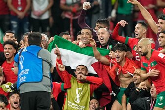 Marokkos Mannschaft feierte den Sieg gegen Spanien mit einer palästinensischen Flagge. Marokkos Mannschaft feierte den Sieg gegen Spanien mit einer palästinensischen Flagge.