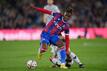 Wilfried Zaha schüttelt im Spiel gegen die Wolverhampton Wanderers seinen Gegenspieler gekonnt ab (Foto: Justin Setterfield/Getty Images)