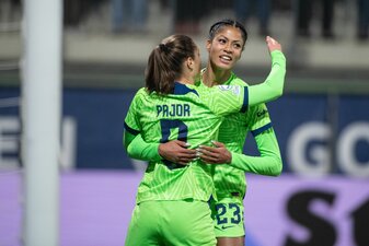 Wolfsburgs Sveindís Jónsdóttir (r) jubelt mit Ewa Pajor nach dem Tor zum zwischenzeitlichen 2:0. Wolfsburgs Sveindís Jónsdóttir (r) jubelt mit Ewa Pajor nach dem Tor zum zwischenzeitlichen 2:0.