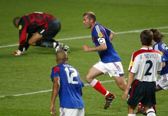 Frankreichs Mittelfeldstar Zinedine Zidane (M) verwandelt bei der EM 2004 in Portugal einen Foulstrafstoß gegen den englischen Torhüter David James (l). Frankreichs Mittelfeldstar Zinedine Zidane (M) verwandelt bei der EM 2004 in Portugal einen Foulstrafstoß gegen den englischen Torhüter David James (l).