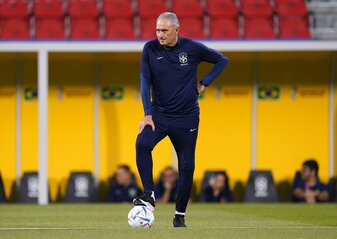 Brasiliens Nationaltrainer Tite verfolgt eine Trainingseinheit seiner Mannschaft in Katar. Brasiliens Nationaltrainer Tite verfolgt eine Trainingseinheit seiner Mannschaft in Katar.