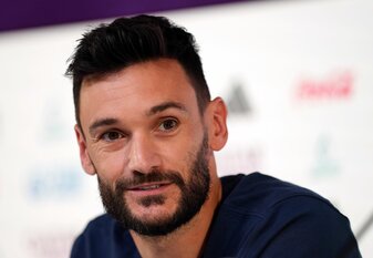 Frankreichs Torhüter Hugo Lloris spricht auf einer Pressekonferenz. Frankreichs Torhüter Hugo Lloris spricht auf einer Pressekonferenz.