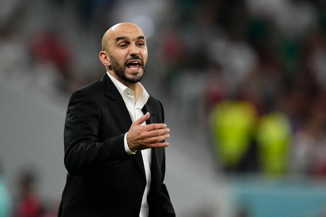 Marrokkos Cheftrainer Walid Regragui steht während einer Partie am Spielfeldrand.