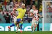Neymar (M) traf gegen Kroatien zum 1:0 und erzielte sein insgesamt 77. Tor für Brasilien.
