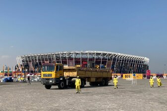 Aufräumarbeiten am Stadion 974. Aufräumarbeiten am Stadion 974.