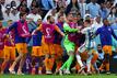 Ersatzspieler der Niederlande geraten mit Argentiniens Nahuel Molina nach einem Foul aneinander.