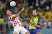 Kroatiens Dejan Lovren (l) spielt gegen Brasiliens Neymar.