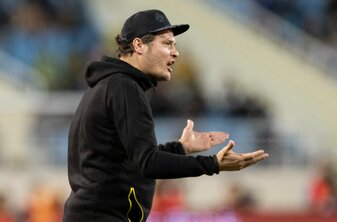 Dortmunds Trainer Edin Terzic gibt seinen Spielern Anweisungen. Dortmunds Trainer Edin Terzic gibt seinen Spielern Anweisungen.