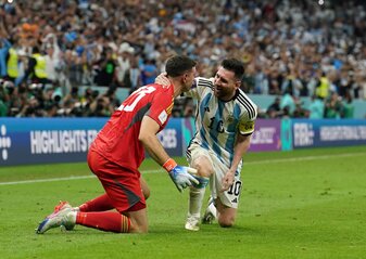 Mann des Abends: Lionel Messi (r) feiert Elmeterkiller Emiliano Martinez. Mann des Abends: Lionel Messi (r) feiert Elmeterkiller Emiliano Martinez.