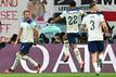 Englands Harry Kane (l) bejubelt sein Tor zum 1:1 gegen Frankreich.