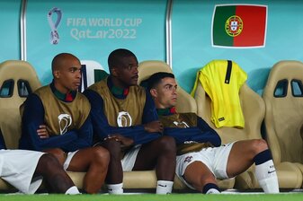 Portugals Cristiano Ronaldo (r) wurde vom Trainer auf der Reservebank geparkt. Portugals Cristiano Ronaldo (r) wurde vom Trainer auf der Reservebank geparkt.