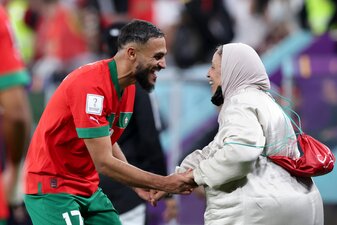 Marokkos Sofiane Boufal tanzt nach dem Sieg gegen Portugal mit seiner Mutter. Marokkos Sofiane Boufal tanzt nach dem Sieg gegen Portugal mit seiner Mutter.