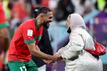 Marokkos Sofiane Boufal tanzt nach dem Sieg gegen Portugal mit seiner Mutter.