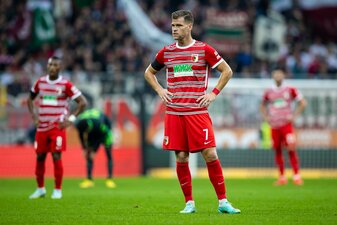 Florian Niederlechner steht noch beim FC Augsburg unter Vertrag. Florian Niederlechner steht noch beim FC Augsburg unter Vertrag.
