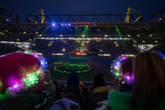 Teilnehmer sitzen beim BVB-Weihnachtssingen im Signal Iduna Park. Teilnehmer sitzen beim BVB-Weihnachtssingen im Signal Iduna Park.
