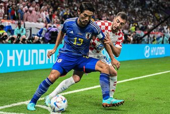 Kroatiens Josip Juranovic (r) im Zweikampf mit Japans Hidemasa Morita. Kroatiens Josip Juranovic (r) im Zweikampf mit Japans Hidemasa Morita.