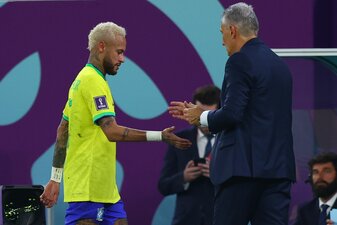 Nach dem WM-Aus hat sich Neymar (l) mit emotionalen Worten von seinem langjährigen Nationaltrainer Tite verabschiedet. Nach dem WM-Aus hat sich Neymar (l) mit emotionalen Worten von seinem langjährigen Nationaltrainer Tite verabschiedet.