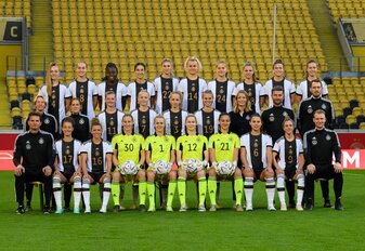 Das deutsche Frauenfußball-Nationalteam posiert für ein Foto. Das deutsche Frauenfußball-Nationalteam posiert für ein Foto.