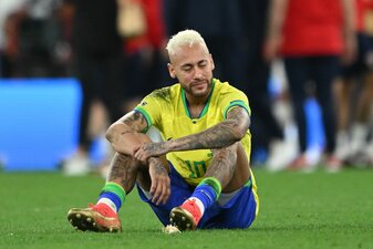 Brasiliens Neymar sitzt nach dem Aus gegen Kroatien enttäuscht auf dem Spielfeld. Brasiliens Neymar sitzt nach dem Aus gegen Kroatien enttäuscht auf dem Spielfeld.