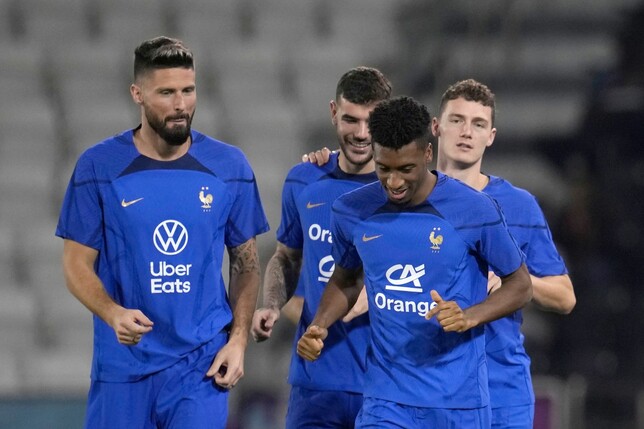 Frankreichs Olivier Giroud (l-r), Theo Hernandez, sowie die beiden für den FC Bayern spielenden Kingsley Coman und Benjamin Pavard.