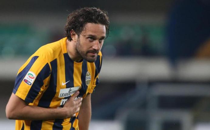 Luca Toni verneigte sich vor den Verona Fans. Foto: Filippo Venezia