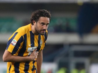 Luca Toni verneigte sich vor den Verona Fans. Foto: Filippo Venezia Luca Toni verneigte sich vor den Verona Fans. Foto: Filippo Venezia