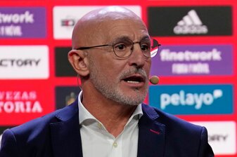 Luis de la Fuente spricht während seiner Vorstellung als Spaniens neuer Fußballtrainer. Luis de la Fuente spricht während seiner Vorstellung als Spaniens neuer Fußballtrainer.