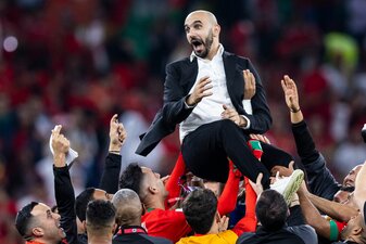 Marokkos Trainer Walid Regragui wurde nach dem Halbfinaleinzug gefeiert. Marokkos Trainer Walid Regragui wurde nach dem Halbfinaleinzug gefeiert.