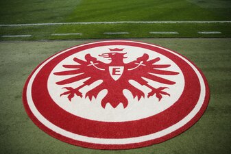 Auf dem Transfer-Markt fündig geworden: Eintracht Frankfurt verpflichtet Torwart-Talent aus Albanien. Auf dem Transfer-Markt fündig geworden: Eintracht Frankfurt verpflichtet Torwart-Talent aus Albanien.