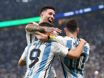 Argentiniens Enzo Fernandez (l-r), Julian Alvarez und Lionel Messi feiern das 2:0 für ihre Mannschaft. Argentiniens Enzo Fernandez (l-r), Julian Alvarez und Lionel Messi feiern das 2:0 für ihre Mannschaft.
