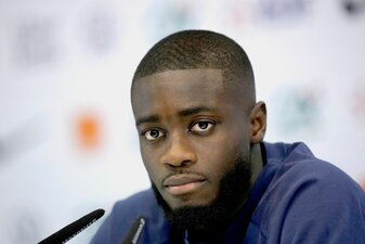 Frankreichs Dayot Upamecano nimmt an einer Pressekonferenz teil. Frankreichs Dayot Upamecano nimmt an einer Pressekonferenz teil.