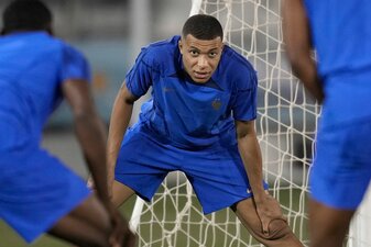 Frankreichs Kylian Mbappe dehnt sich.