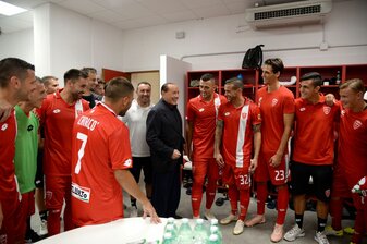 Silvio Berlusconi (M) inmitten der Monza-Profis. Silvio Berlusconi (M) inmitten der Monza-Profis.