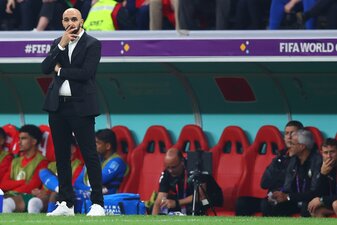 Marokkos Trainer Walid Regragui steht am Spielfeldrand. Marokkos Trainer Walid Regragui steht am Spielfeldrand.