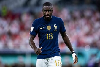 Frankreichs Dayot Upamecano fiel für das Halbfinalspiel gegen Marokko aus. Frankreichs Dayot Upamecano fiel für das Halbfinalspiel gegen Marokko aus.