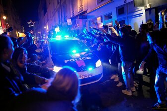 In ganz Frankreich feierten Fußballfans den Finaleinzug ihrer Mannschaft, wie hier in Paris. In ganz Frankreich feierten Fußballfans den Finaleinzug ihrer Mannschaft, wie hier in Paris.