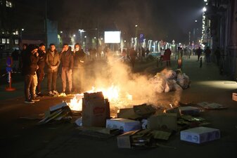 Polizisten sind nach Krawallen in der Brüsseler Innenstadt im Einsatz. Polizisten sind nach Krawallen in der Brüsseler Innenstadt im Einsatz.