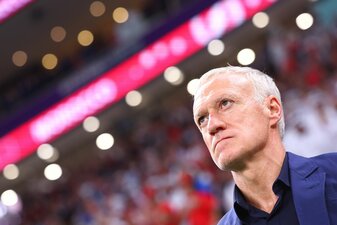Frankreichs Trainer Didier Deschamps steht vor dem Spiel an der Auswechselbank. Frankreichs Trainer Didier Deschamps steht vor dem Spiel an der Auswechselbank.
