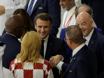 Präsident Macron fordert: "Jetzt den Pokal!" Präsident Macron fordert: "Jetzt den Pokal!"