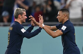 Kylian Mbappe (r) und Antoine Griezmann von Frankreich klatschen ein. Kylian Mbappe (r) und Antoine Griezmann von Frankreich klatschen ein.