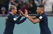 Kylian Mbappe (r) und Antoine Griezmann von Frankreich klatschen ein.