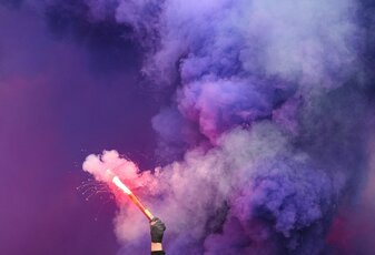 Ein Dauerthema: Fußball und Pyrotechnik. Ein Dauerthema: Fußball und Pyrotechnik.