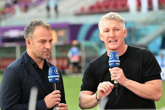 ARD-Experte Bastian Schweinsteiger im Gespräch mit Bundestrainer Hansi Flick. ARD-Experte Bastian Schweinsteiger im Gespräch mit Bundestrainer Hansi Flick.