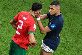 Frankreichs Kylian Mbappé (r) tröstet Marokkos Achraf Hakimi. Frankreichs Kylian Mbappé (r) tröstet Marokkos Achraf Hakimi.